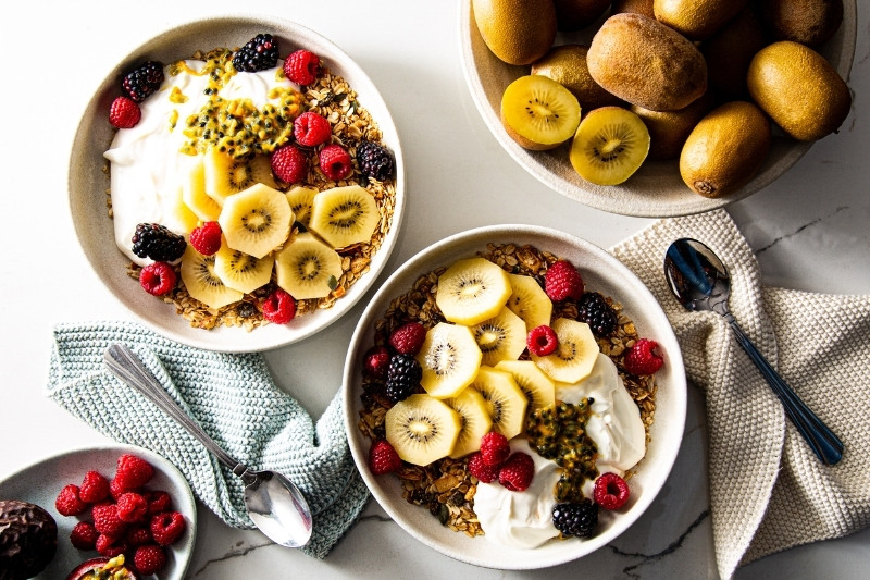 Healthy gold kiwifruit breakfast bowl - Twisted Citrus